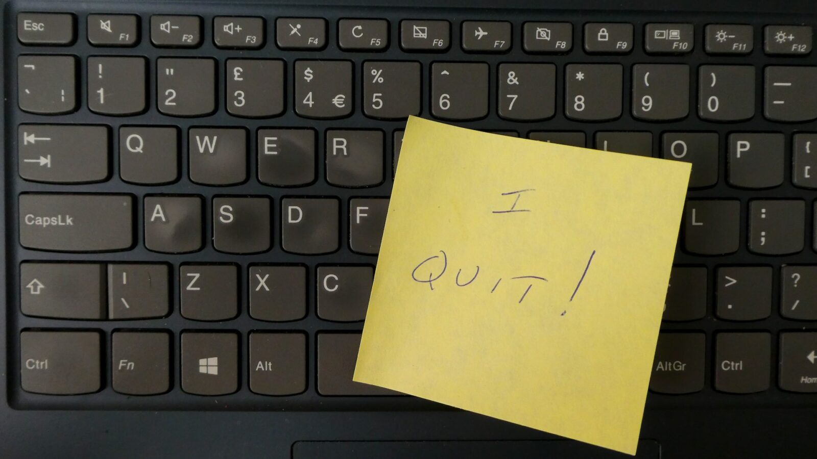 sticky note on keyboard stating "I Quit" showing resignation from job