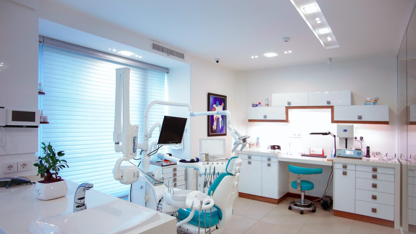 A dentist's examination room, representing the wrongful dismissal COVID-19 case of Gracias v. ias v. Dr. David Walt Dentistry