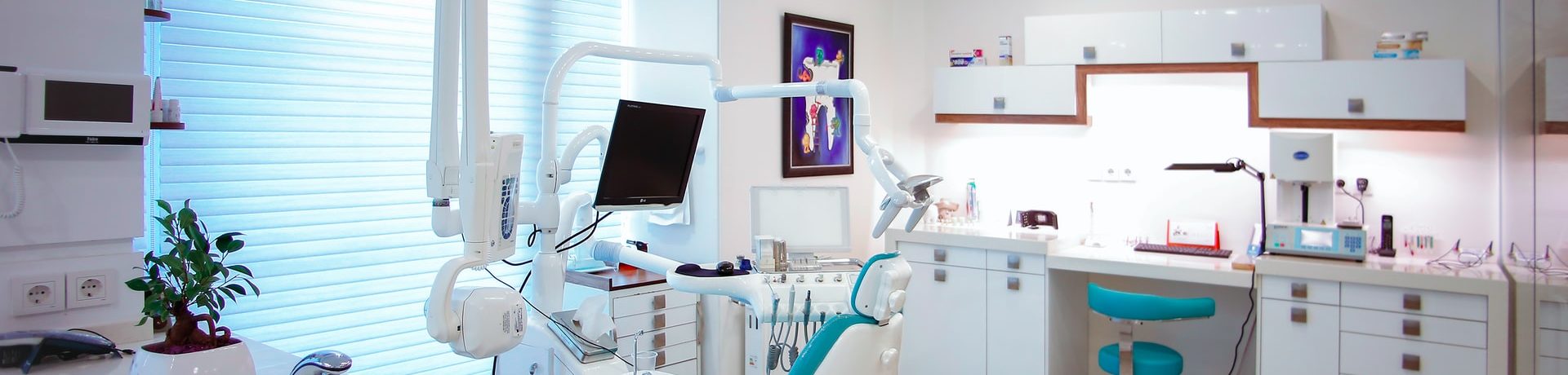 A dentist's examination room, representing the wrongful dismissal COVID-19 case of Gracias v. ias v. Dr. David Walt Dentistry